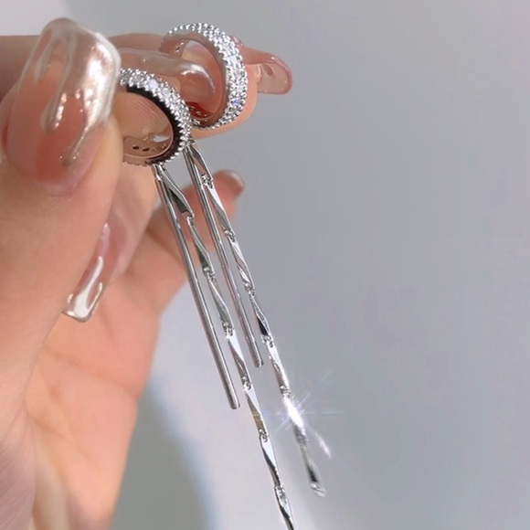 ✨✨White Gold Tassel / Cuff Earring ✨✨✨ - Picture 2 of 4
